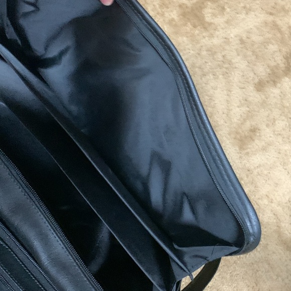 Bugatti Expandable Executive Carrying Case w/ handles/adjustable shoulder strap - Picture 5 of 17